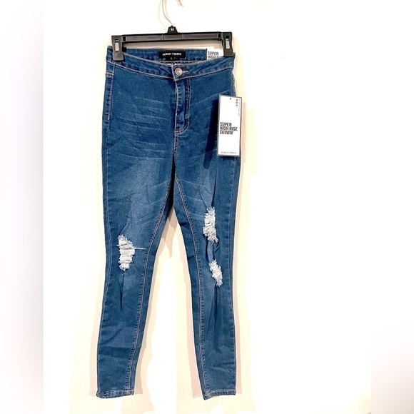 New Almost Famous Juniors Ripped High Rise Mom Jeans size 1 - Picture 5 of 6